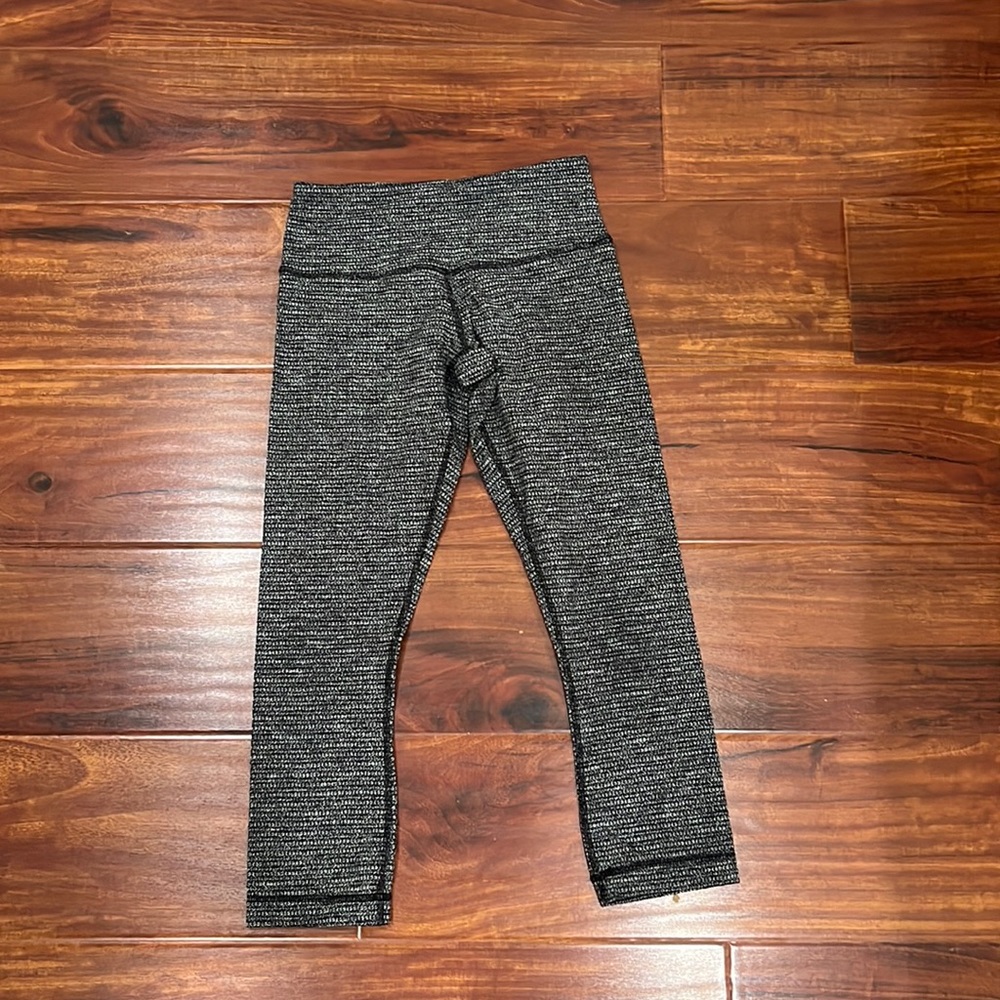 Lululemon Wunder under cropped leggings. Size 4..